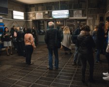 В киевском метро огромные очереди, люди опаздывают на работу: что происходит