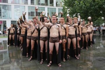 У Пекіні поліція розігнала напівголих "спартанців" (фото)