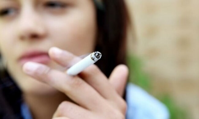 Курящая девушка атаковала охранника в кафе голой грудью