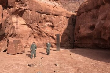 монолит в пустыне, фото dpsnews.utah.gov