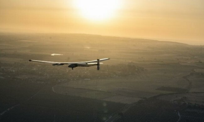 Літак на сонячних батареях вперше перелетів Атлантику