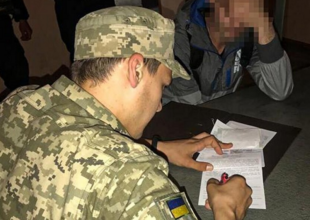 Вручение повестки, скриншот: YouTube