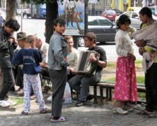 Група диких ромів показала, хто в місті господар: відео