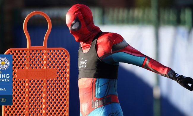 Джеймі Варді в костюмі "Людини-павука" перелякав футболістів "Лестера": відео