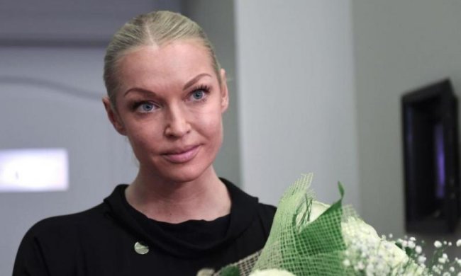 Волочкова, задрав платье, бегала среди десятков мужчин: видео
