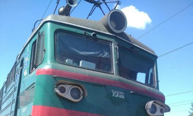 Под Харьковом мужчина влетел под поезд – тело в морге и колеса в крови