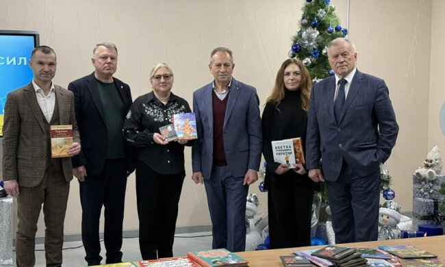 "Святий Миколай — дітям Харкова": Микола Томенко передав українські книги та подарунки підземній школі