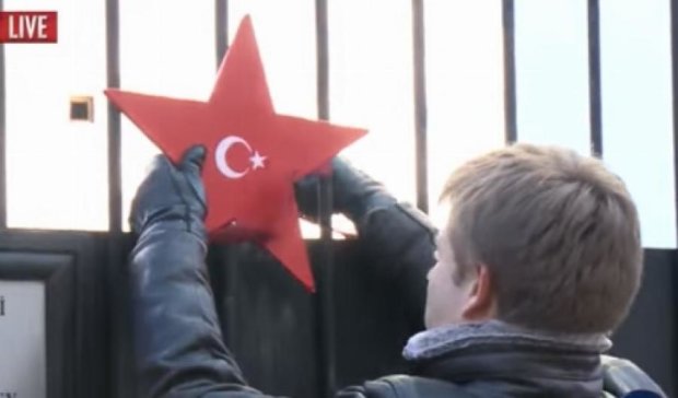 Нардепи Ради нагородили турецького пілота зіркою (відео)