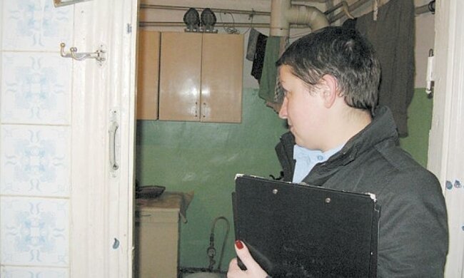 Коммунальщики устроили рейд по квартирам должников