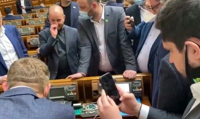 Людям разрешили сидеть по 4 человека, а Верховной Раде на карантин плевать