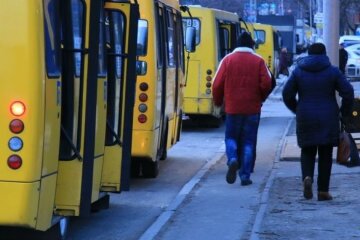 Под Киевом маршрутка "разулась" на ходу, пассажиры ахнули - кадры в шаге от...