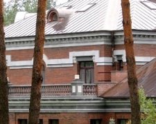Дружина головного військового прокурора живе в маєтку поруч з Клюєвими (фото)
