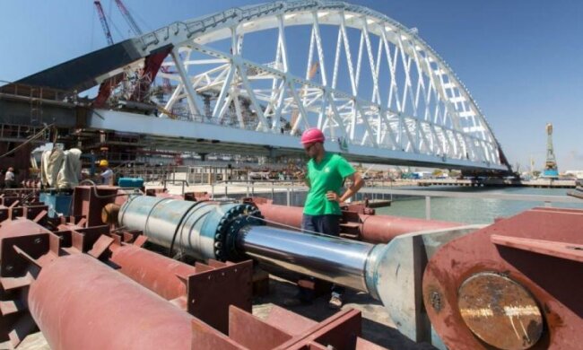 Кров із вух: окупанти обрали оду Керченському мосту