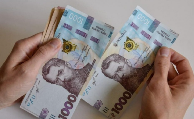 Людина з грошима в руках