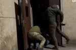 Мужчину насильно затягивают в ТЦК. Фото: скрин видео