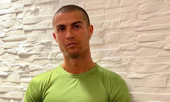 Кріштіану Роналду в трусах прикрив найцікавіше місце кухлем за 1,6 мільйона