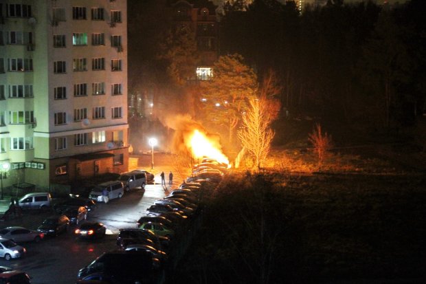 Авто одиозного адвоката взорвали в Киеве: эпичные фото и разъяренный вопль владельца