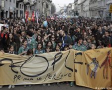 Тисячі демонстрантів повстали проти уряду в супроводі діджеїв