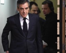 Друг подарував: дизайнерські костюми Фійона викликали новий скандал
