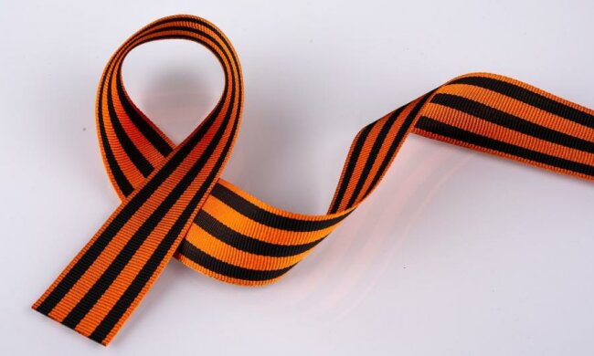 "Колоради" порізали націоналіста через георгіївські стрічки (відео)