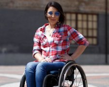 Українська красуня підкорила світ на інвалідному візку