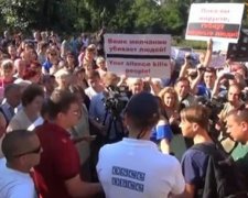 В Донецке сотни митингующих требуют эффективной работы от ОБСЕ