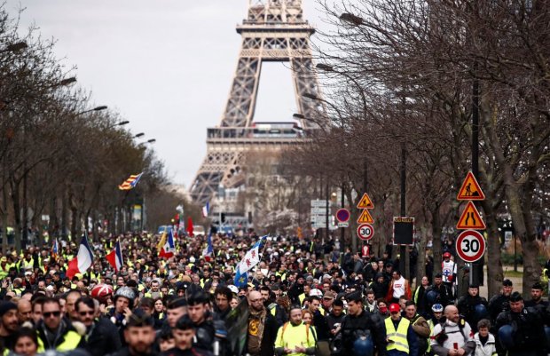 "Желтые жилеты" заблокировали мост возле главной достопримечательности Парижа: сидячая забастовка