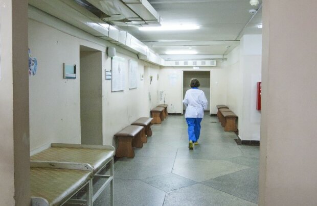 В Киеве измученного патрульного неделю маринуют в больнице без диагноза и надежды - "корона или не корона?"