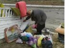Пенсіонерка змушена побиратися на смітнику і спати на вулиці: розплакалася коли їй подарували шкарпетки