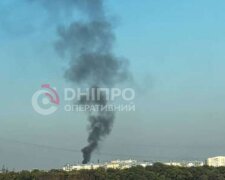 Столб черного дыма над жилым районом левого берега Днепра