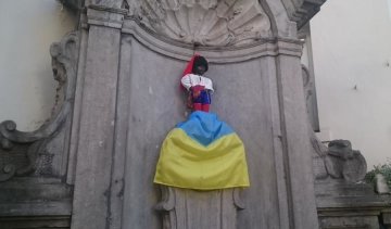 Символ Бельгії вбрали у костюм козака (ФОТО)