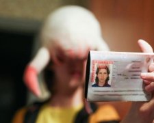 Челябинец сфотографировался на паспорт с хедкрабом на голове