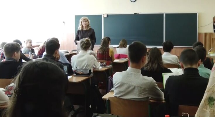 Навчання у школі, кадр з відео