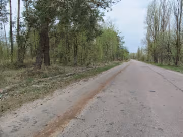 В Шостке на дороге рассыпали неизвестное химическое вещество