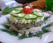 Ситний салат з копченою куркою і печерицями: покроковий рецепт