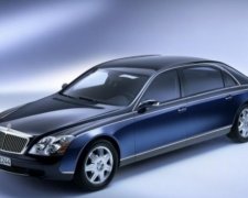 Блогер показав реакцію дівчини на подарований Maybach