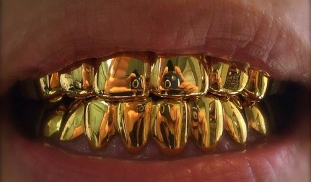 Домушники украли у жителя Баку  38 золотих зубів