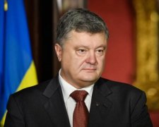 Это не то, о чем вы подумали! Тайна гигантской штуки под одеждой Порошенко раскрыта