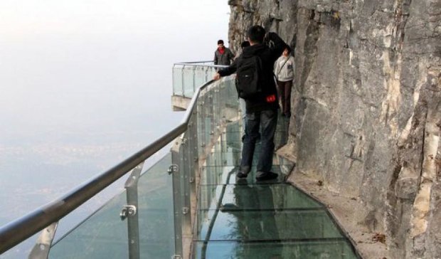 Китайский стеклянный мост треснул под группой туристов (фото)