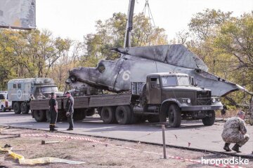 Силовики вантажать уламки розбитого літака Ан-26. Фото: hromadske