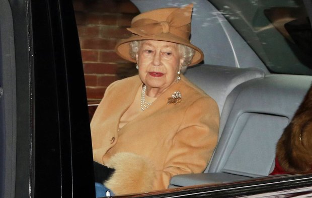 Королева Елизавета II ошеломила ярким нарядом: самые модные тона 2019 года, фото