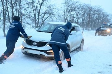 Рятувальники Миколаєва допомагають розчищати дороги (фото)