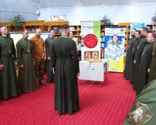 Військові капелани Київського гарнізону Національної гвардії України звершили спільну молитву у бібліотеці
