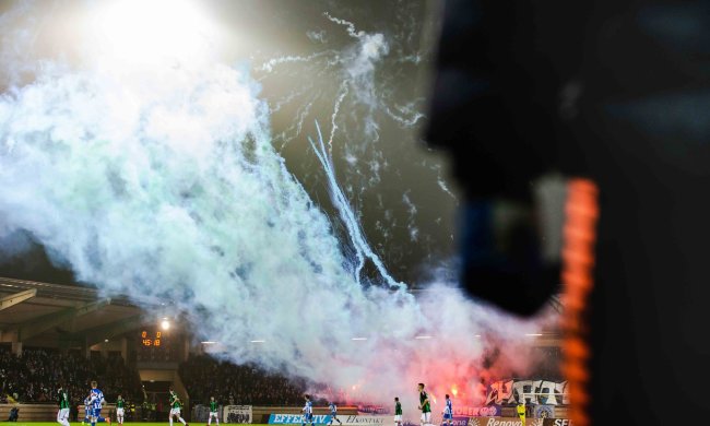 Шведские фанаты едва не взорвали стадион: видео