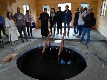 В Карпатах построили купель с целительной водой, фото: Вікна