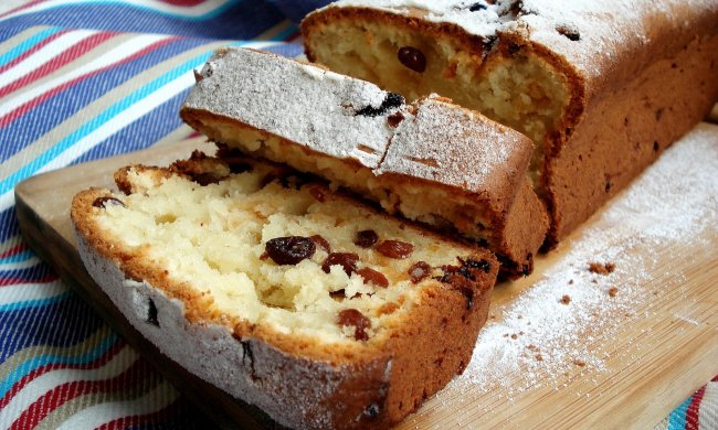 Готуємо сметанний кекс з родзинками: покроковий рецепт