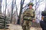 60-летний украинец лупит по путинским воякам и дает прикурить молодым: "Бойся седых волос"