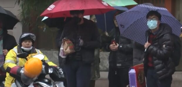 Люди в масках, скриншот из видео