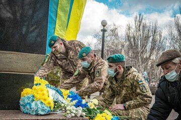 морпіхи вшанували пам'ять Т. Шевченка, фото: штаб ООС