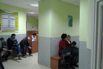 Чоловік помер у черзі київської поліклініки: лікарі не допомогли, "швидка" їхала півгодини